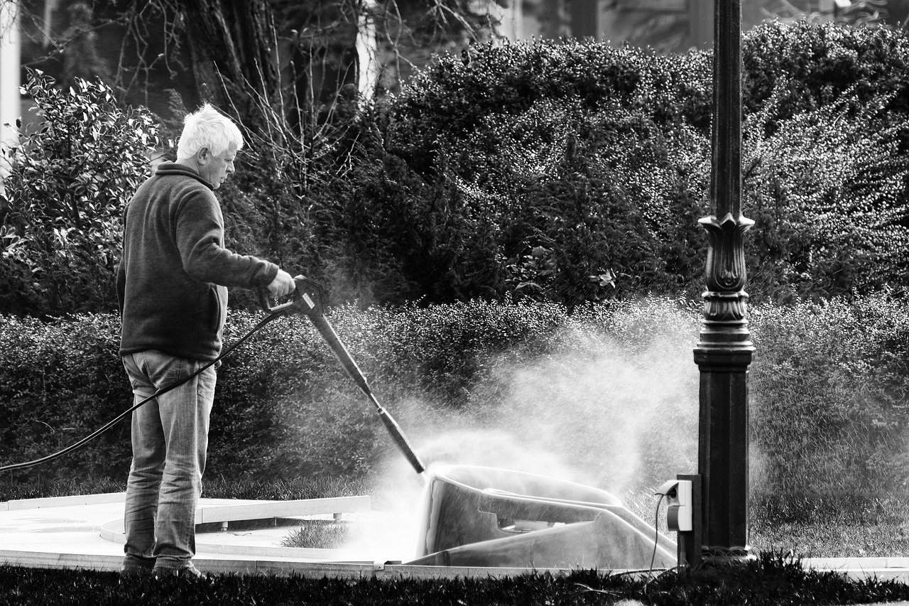 Man met een hogedrukspuit