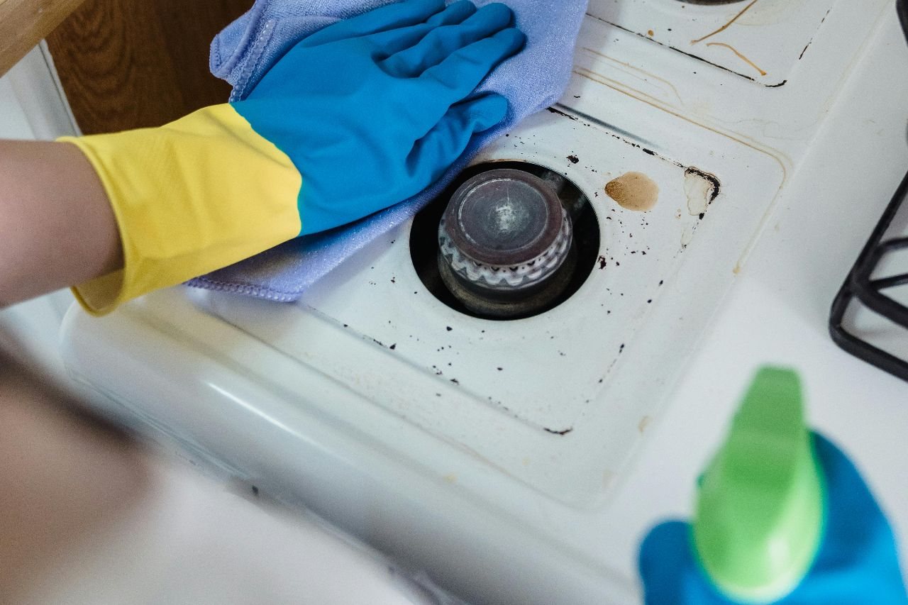 Handschoenen en doek op een kookplaat