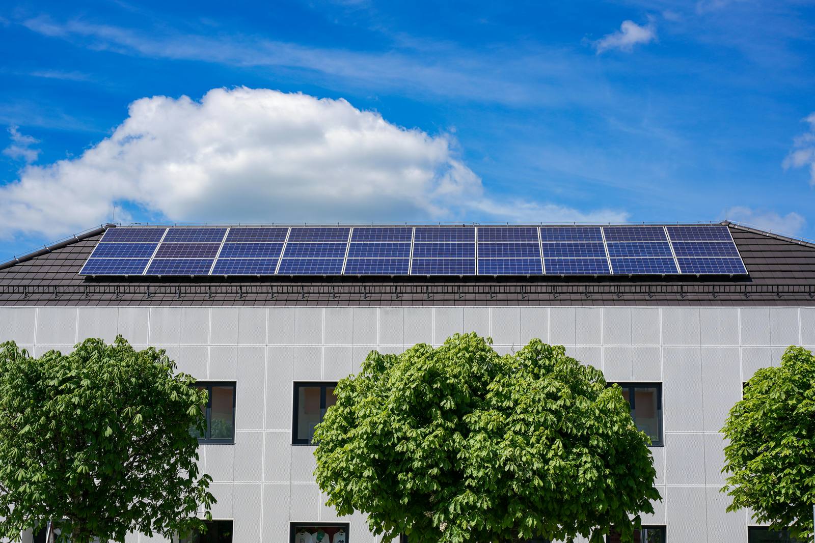 Zonnepanelen op een dak